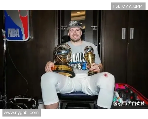 东契奇在热身赛中被队友压倒在地受伤 伤势并不严重