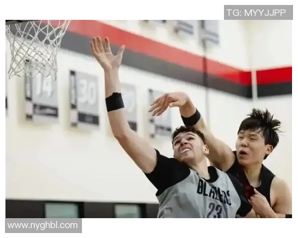 媒体人比卢普斯真把瀚森当空间内线用，多次沉底角三分线